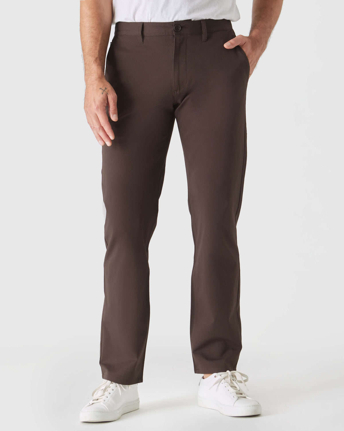 Dark Oak Straight Twill Chino Pant with white sneakers, hand in pocket.