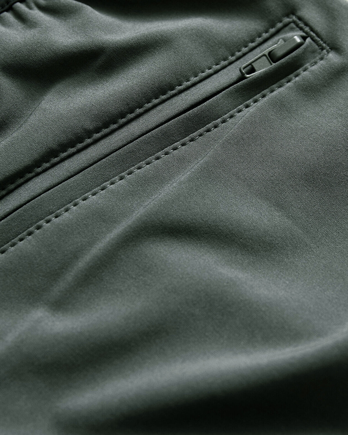 7 Carbon Active Training Shorts 2.0 with zippered pocket detail.
