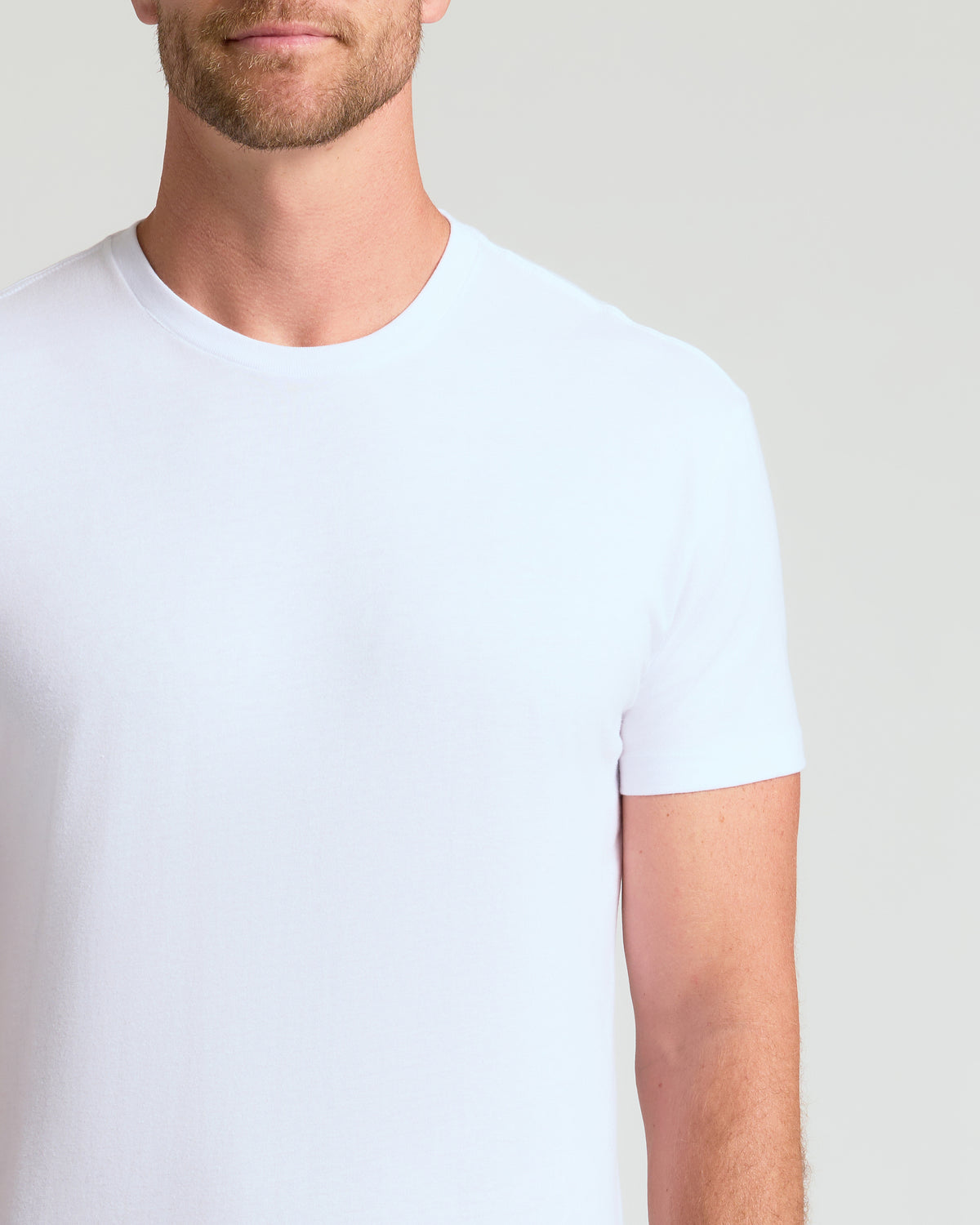 Person wearing a Black and White Crew Neck 10-Pack T-shirt.