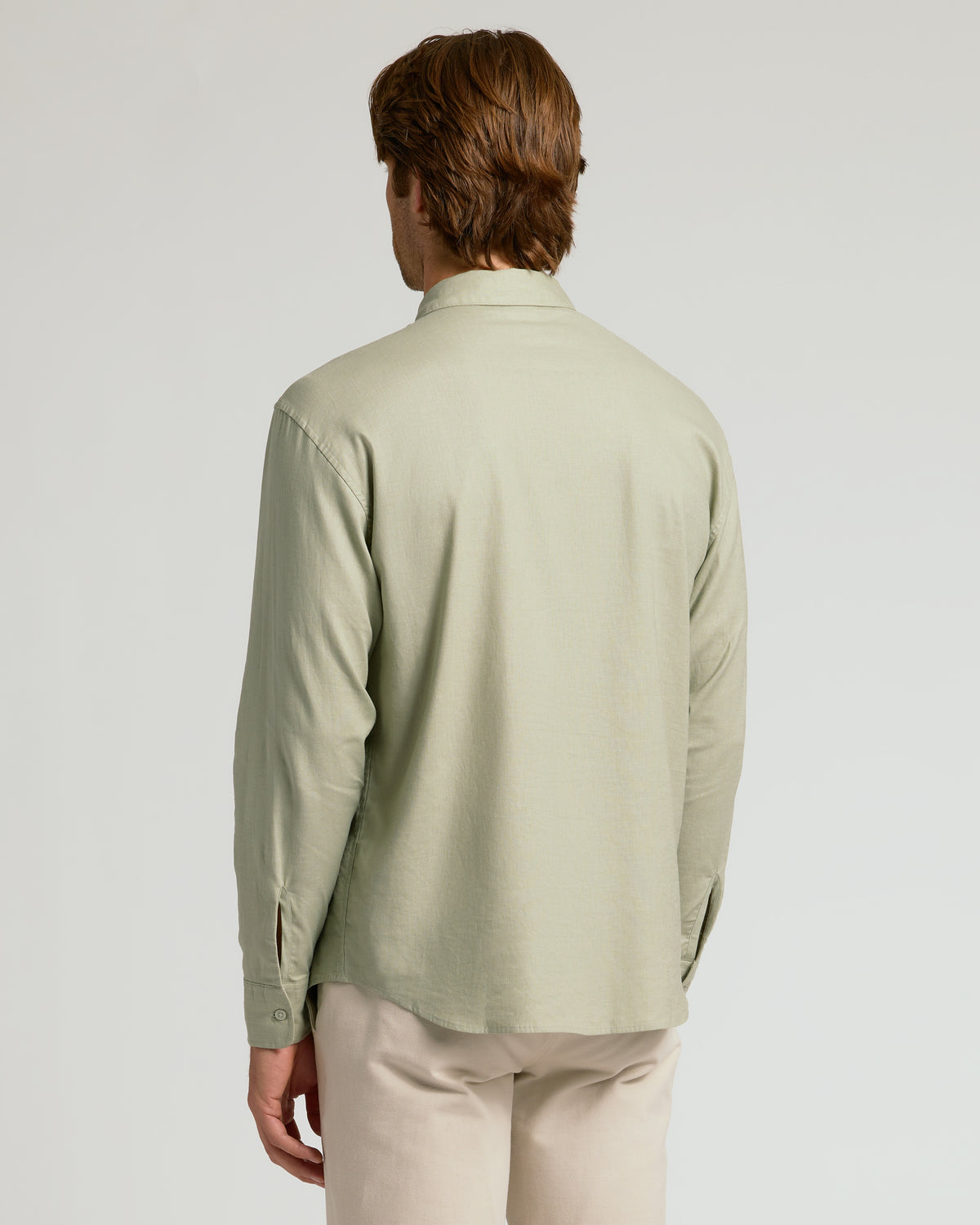 Model in Mossy Oak Long Sleeve Linen Shirt, back view.
